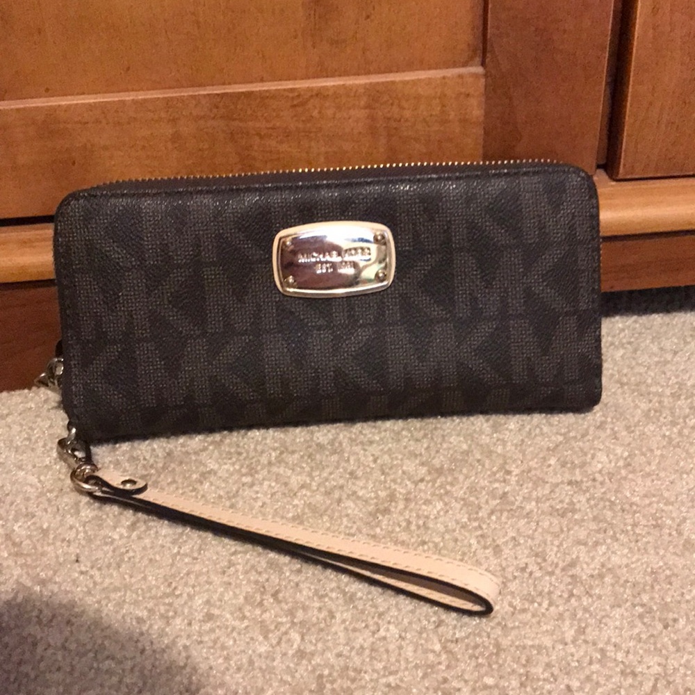 Michael Kors Jet Set Travel Wallet